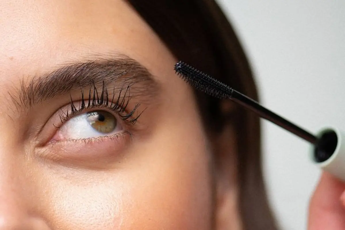 Ilustrasi Pemakaian Mascara. (foto: Pinterest/Uklash España).