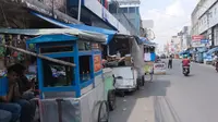 Pemerintah daerah (Pemda) Garut, Jawa Barat segera merelokasi Pedagangan Kaki Lima (PKL) yang berada di sepanjang jalan Ahmad Yani atau ‘PKL Pengkolan Garut” ke Jalan Pasar Baru, mulai esok hari (20/7/2024). (Liputan6.com/Jayadi Supriadin)