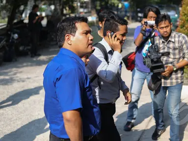 Sejumlah orang berpakaian rapi diduga dari Ombudsman mendatangi rumah penyidik KPK, Novel Baswedan di Jakarta, Senin (11/5/2015). Hingga kini belum nampak sosok dari Ombudsman yang diinfokan akan mengunjungi rumah Novel. (Liputan6.com/Faizal Fanani)