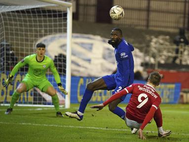 Tampil mengandalkan pressing tinggi, Barnsley mencoba mengancam pertahanan Chelsea yang dijaga oleh Antonio Rudiger. (Foto: AP/Pool/Dave Thompson)