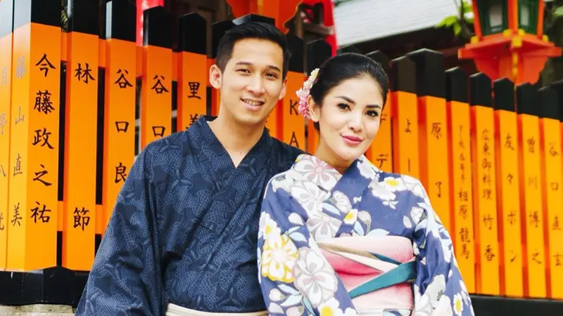 FOTO: Gaya Nindy Ayunda Liburan Ke Jepang Pakai Kimono Bersama Suami dan Anak