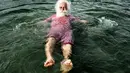 Seorang sinterklas bersantai di air pada pada hari kedua Konvensi Musim Panas Sinterklas ke-59 di Kopenhagen, Denmark, 19 Juli 2016. Mereka memulai pagi hari dengan berenang di pantai Bellevue. (Mathias Loevgreen Bojesen/Scanpix Denmark/AFP)