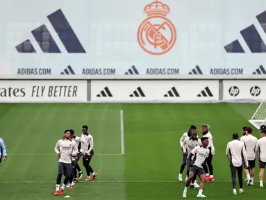 Para pemain Real Madrid menghadiri sesi latihan jelang pertandingan leg pertama babak 16 besar Liga Champions 2024/2025 melawan Club Atletico de Madrid di Real Madrid Sports City, Valdebebas pinggiran kota Madrid, pada 3 Maret 2025. (Thomas COEX/AFP)