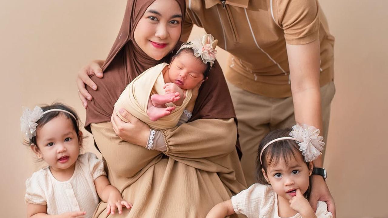 Model Baju Couple Keluarga dengan Hijab ala Anisa Rahma, Tone Warna Serasi Bikin Harmonis
