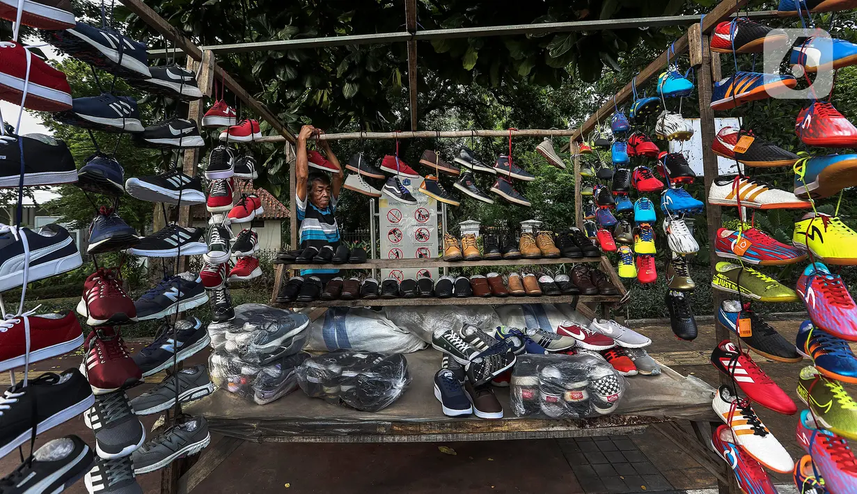 Pedagang sepatu menata barang dagangannya di Tanah Abang, Jakarta Selasa (5/1/2021). Pemerintah mengalokasikan anggaran untuk program pemulihan ekonomi nasional (PEN) 2021 mencapai Rp 403,9 triliun, naik dari rencana sebelumnya sebesar Rp372,3 triliun. (Liputan6.com/Johan Tallo)