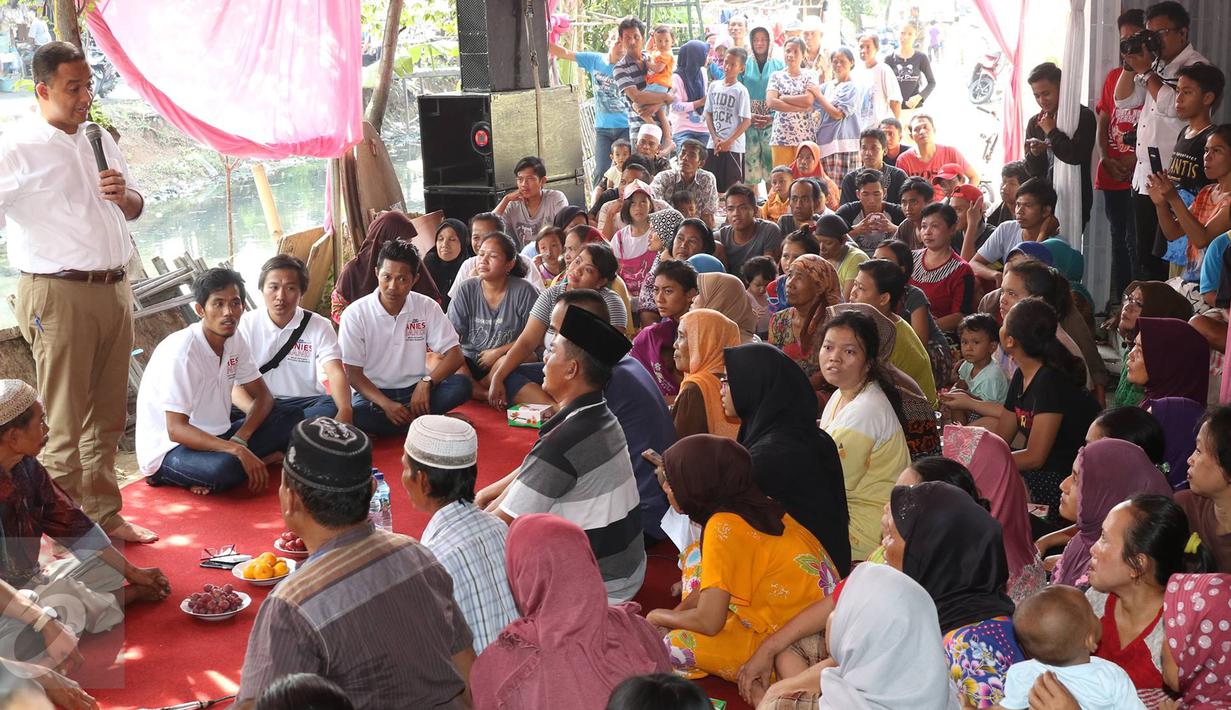 Anies Baswedan berdialog dengan warga di Kampung Maja, Pegadungan, Jakarta Barat, Senin (7/11). Program pasangan Anies-sandi  yakni pengendalian harga bahan pokok, perluasan lapangan pekerjaan, BPJS kesehatan, dan KJP. (Liputan6.com/Immanuel Antonius)