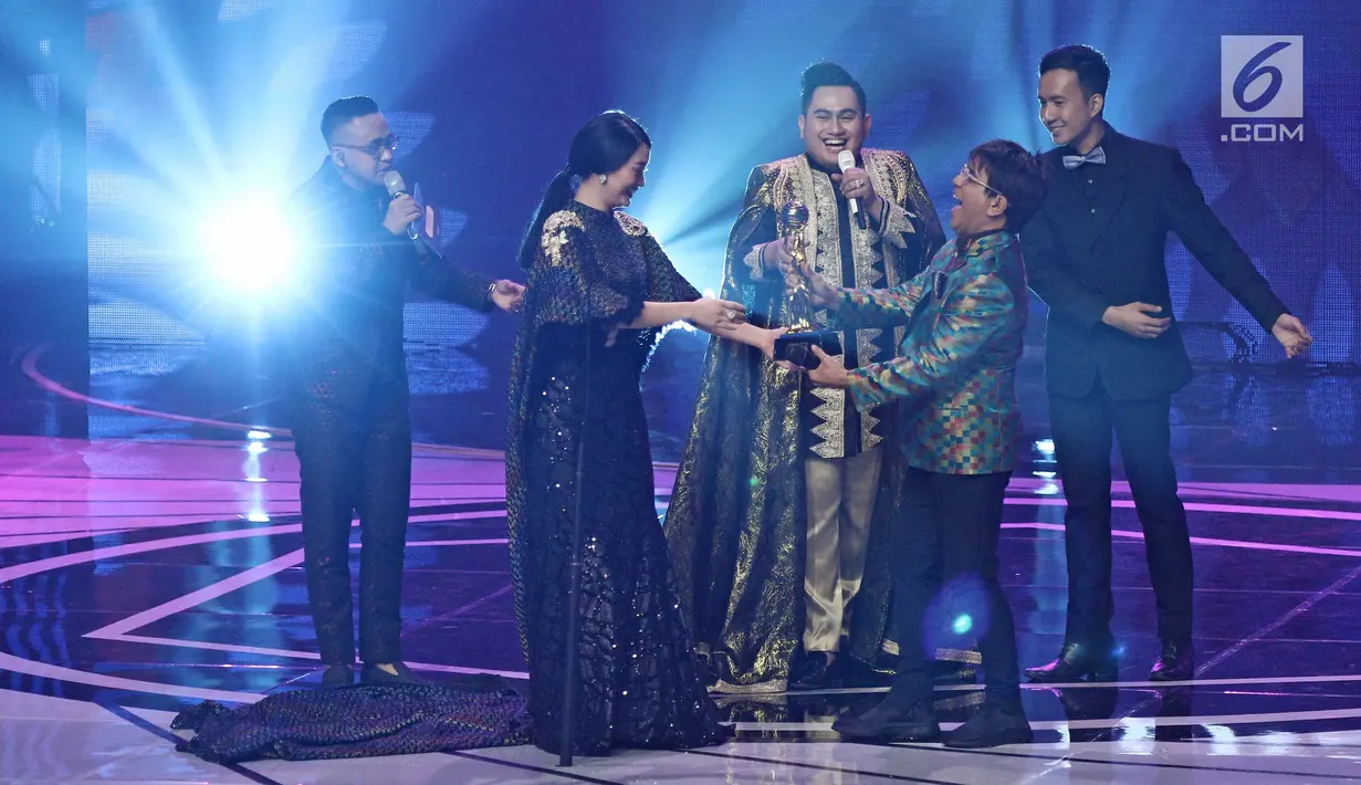 Penyanyi dangdut Zaskia Gotik menerima piala untuk kategori penampilan kostum dangdut terbaik dalam ajang Indonesian Dangdut Awards 2017 di Studio 6 EMTEK CITY, Jakarta, Jumat (13/10). (Liputan6.com/Herman Zakharia)