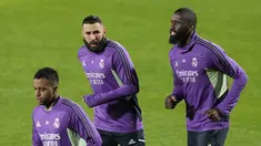 Karim Benzema dari Real Madrid dan Antonio Rudiger melakukan pemanasan saat sesi latihan, di stadion Al Nassr, di Riyadh, Arab Saudi, Selasa (10/1/2023). Real Madrid akan menghadapi Valencia di King Fahd International Stadium pada semifinal Piala Super Spanyol, Kamis, 12 Januari 2023, dini hari WIB. (AP Photo/Hussein Malla)