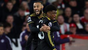 Penyerang Manchester United asal Pantai Gading #16, Amad Diallo (kanan), merayakan gol kedua timnya bersama bek Manchester United asal Maroko #03, Noussair Mazraoui, dalam pertandingan Premier League Inggris antara Nottingham Forest dan Manchester United di The City Ground, Nottingham, Inggris tengah, pada 1 November 2025. (Darren Staples/AFP)