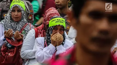 Sejumlah guru honorer Kategori 2 beristigosah saat menggelar aksi di depan gedung MPR/DPR, Jakarta, Senin (23/7). Aksi tersebut untuk mendukung proses penyelesaian atau penentuan nasib para honorer K2 yang sedang dirapatkan. (Liputan6.com/JohanTallo)