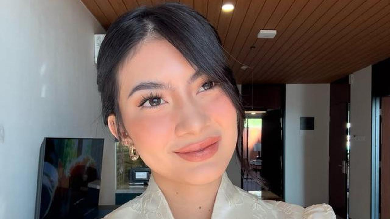 Model Kebaya Peplum Inka Andestha saat Hadiri Wisuda Pratama Arhan, Cantik Memesona