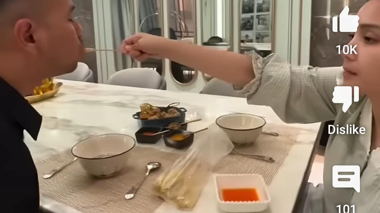 Potret Raffi Ahmad & Nagita Slavina Ngobrol Santai Sambil Makan Telur Gulung dan Bakso Buat Netizen Terpana