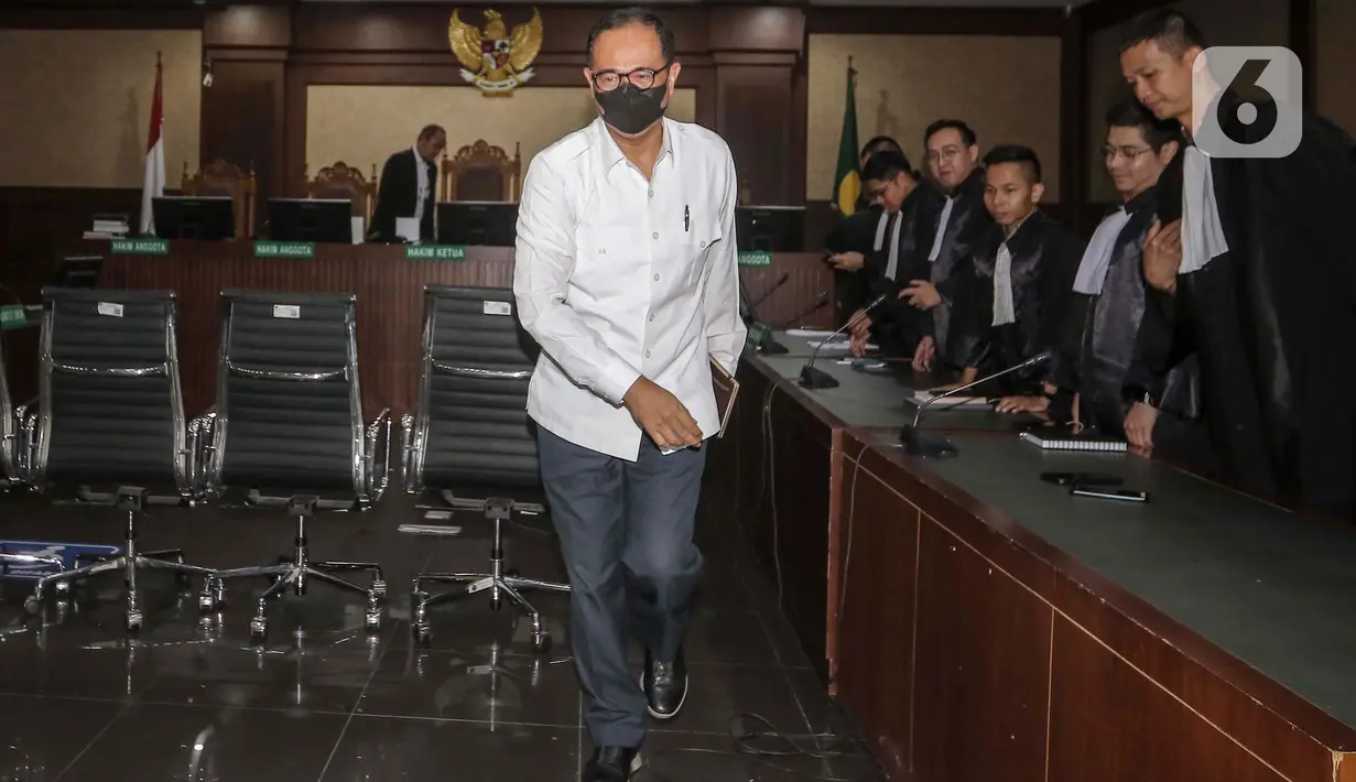 Terdakwa gratifikasi dan tindak pidana pencucian uang (TPPU), Rafael Alun Trisambodo usai mengikuti sidang pembacaan putusan di Pengadilan Tindak Pidana Korupsi (Tipikor), Jakarta, Senin (8/1/2024). (Liputan6.com/Angga Yuniar)