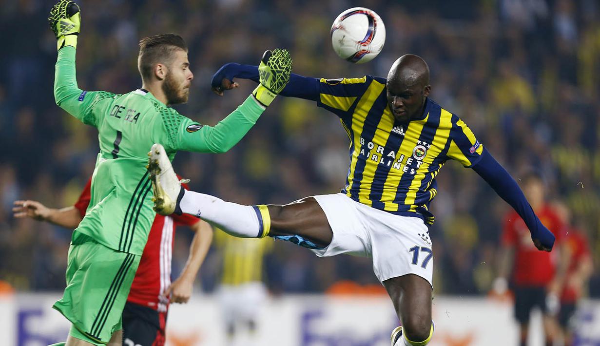 Penyerang Fenerbahce, Moussa Sow, duel udara dengan kiper Manchester United, David De Gea, pada laga Liga Europa di Saracoglu Stadium, Turki, Kamis (3/11/2016). MU kalah 1-2 dari Fenerbahce. (Reuters/Osman Orsal)