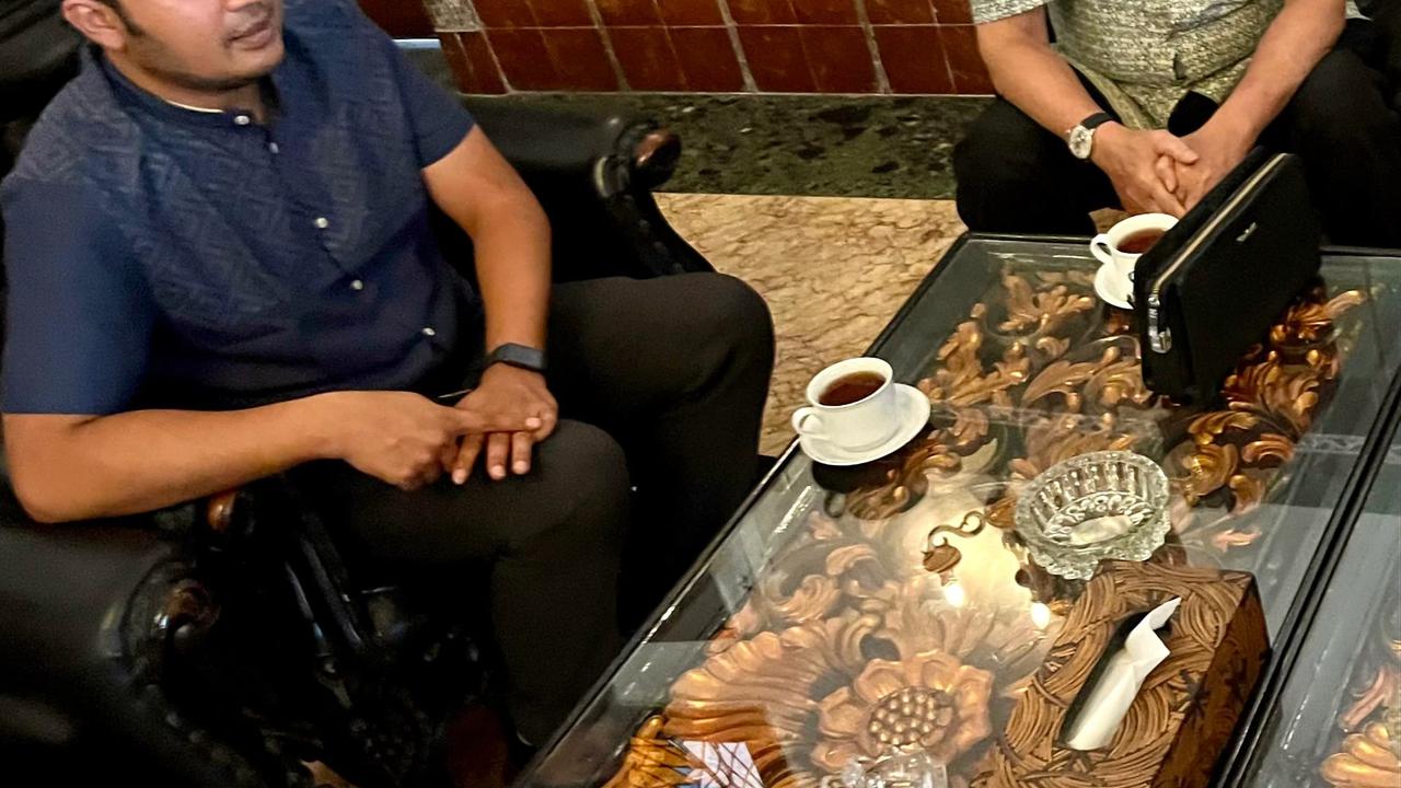 Konflik Keraton Surakarta, Maha Menteri Panggil 'Raja Kembar': Maha Menteri Tedjowulan (rambut putih) dan KGPH Mangkubumi (pake blangkon)