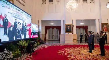 Presiden Joko Widodo (kedua kanan) didampingi Kapolri Jenderal Pol Idham Aziz (kanan) menyapa peserta upacara secara virtual dalam Peringatan Ke-74 Hari Bhayangkara Tahun 2020 di Istana Negara, Jakarta, Rabu (1/7/2020). (ANTARA FOTO/Sigid Kurniawan/POOL)
