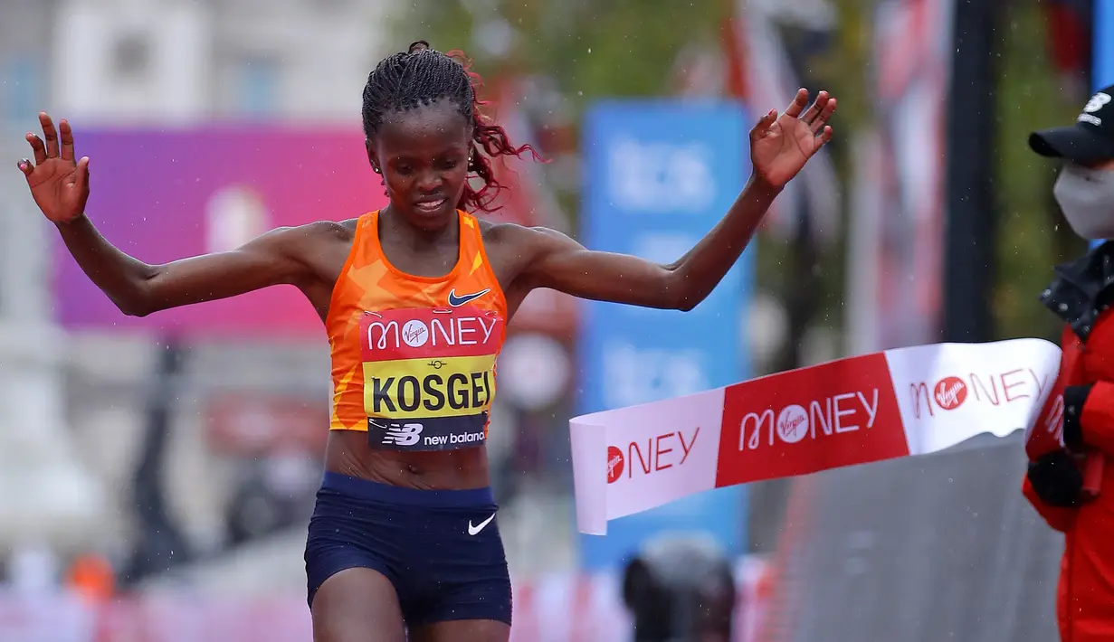 Brigid Kosgei dari Kenya melewati garis finis pada ajang London Marathon ke-40 kategori elit putri di London, Inggris, Minggu (4/10/2020). Juara bertahan Brigid Kosgei meraih kemenangan dalam dua jam 18,58 menit. (Richard Heathcote/Pool via AP)