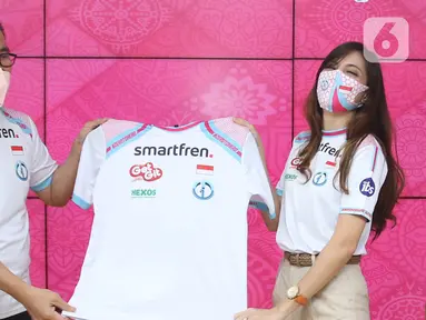 Deputy CEO Smartfren, Djoko Tata Ibrahim dan Co-Founder Genesis Dogma, Grace Blessing menunjukkan jersey terbaru yang akan dikenakan tim Genesis Dogma di Jakarta, Kamis (20/1/2022). Jersey ini menandai peresmian Smartfren sebagai sponsor utama Genesis Dogma.(Liputan6.com/HO/Agus)