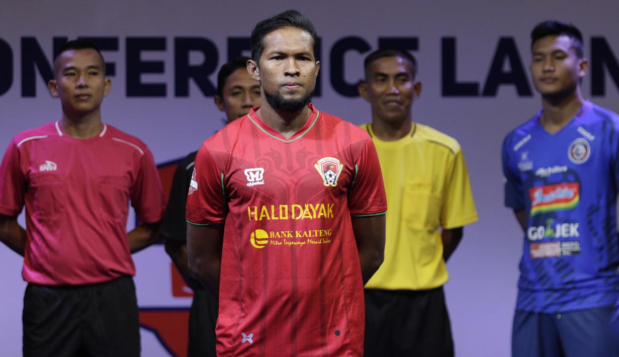 Pemain Kalteng Putra berpose saat Peluncuran Shopee Liga 1 di SCTV Tower, Jakarta, Senin (13/5). Sebanyak 18 klub akan bertanding pada Liga 1 mulai tanggal 15 Mei. (Bola.com/Vitalis Yogi Trisna)