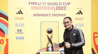 Walikota Surabaya Eri Cahyadi berpose dengan trofi Piala Dunia U-17 yang akan diperebutkan 24 negara pada gelaran yang dimulai pada 10 November nanti di stadion Gelora Bung Tom (Liputan6.com/Dian Kurniawan)