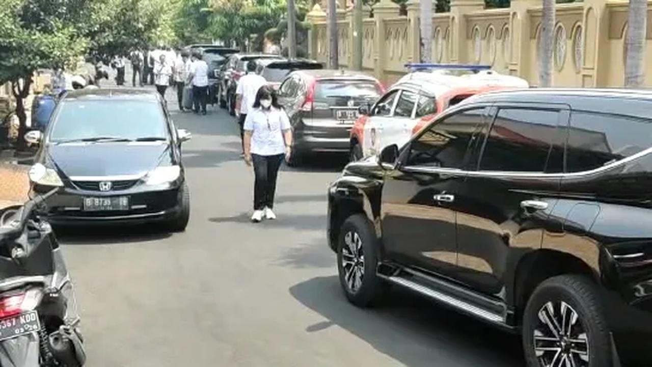 Pada tahun 2004, Irwan bergabung dengan kantor pengacara Hanis &amp; Hanis Advocates. Dia menjabat sebagai pengacara senior. Setelah malang melintang di dunia hukum, Irwan memiliki kekuatan pada bidang litigasi dan non-litigasi.