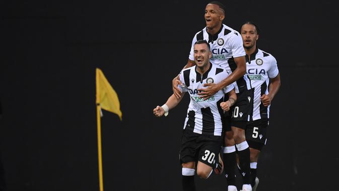 Penyerang Udinese, Ilija Nestorovski (kiri) berselebrasi usai mencetak gol ke gawang Juventus pada pertandingan lanjutan Liga Serie A Italia di Stadion Dacia Arena di Udine (23/7/2020). Udinese menang 2-1 atas Juventus. (AFP Photo/Marco Bertorello)