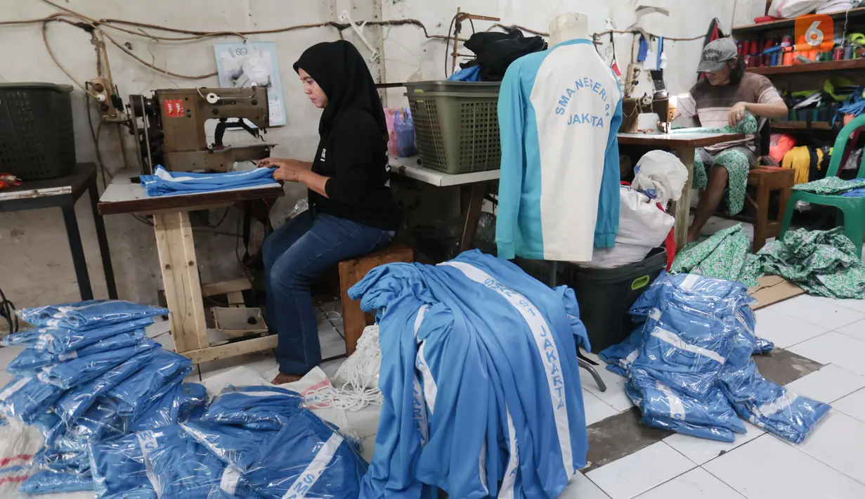 Pelaku UMKM binaan Dinas Koperasi, menyelesaikan produksi seragam sekolah di kawasan PIK Pulogadung, Jakarta, Jumat (3/7/2026). Permintaan seragam meningkat hingga kapasitas produksi mencapai 1.000 potong untuk berbagai pesanan. (Kapanlagi.com/Budy Santoso)