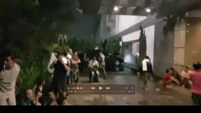 Gempa juga terasa di Bandung, seorang warga bernama Riana Afriadi merekam pengunjung keluar gedung hotel.