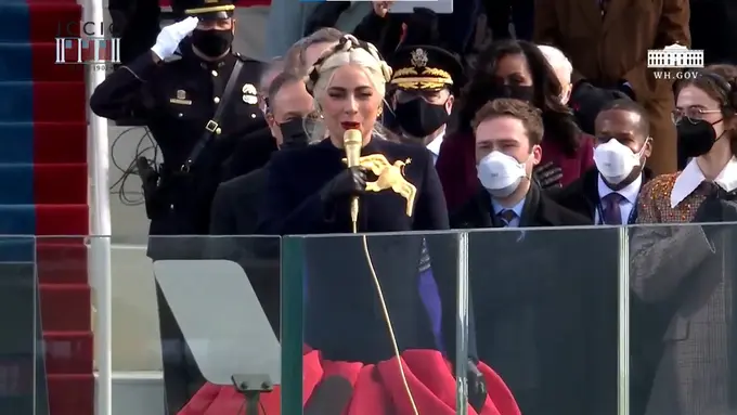 Lady Gaga bernyanyi di pelantikan Joe Biden.