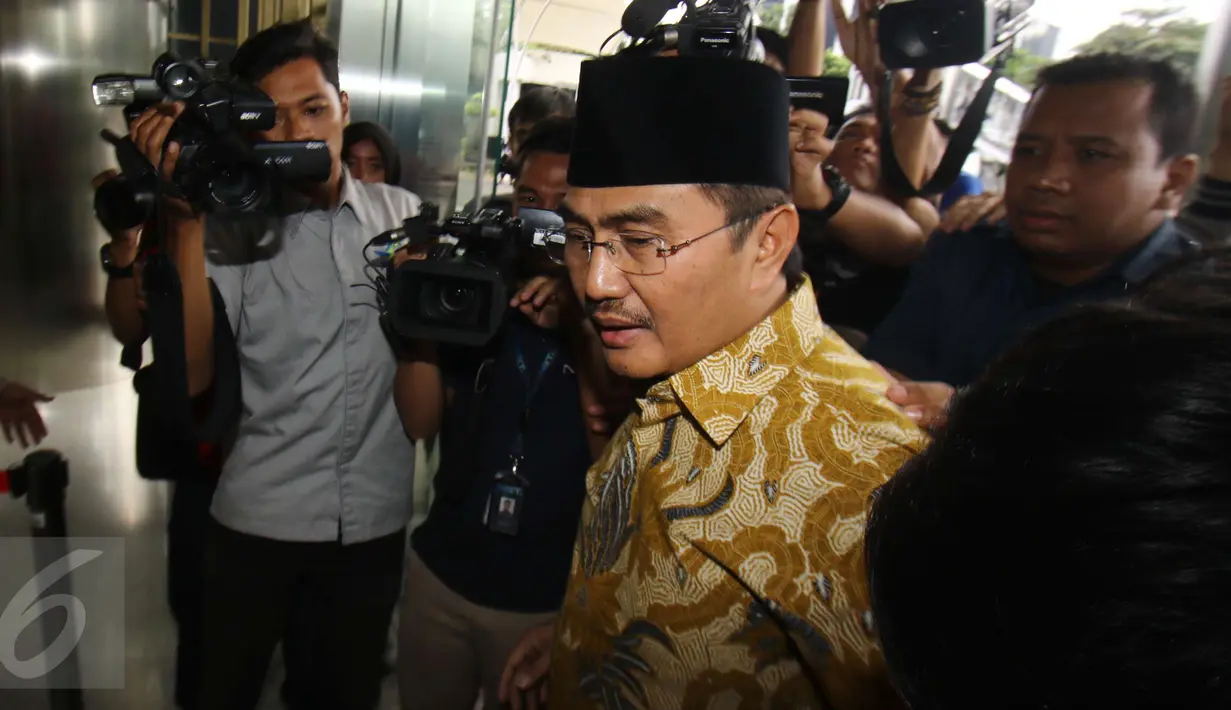 Ketua DKPP RI Jimly Asshiddiqie dikerumuni wartawan saat mendatangi Gedung KPK, Jakarta, Kamis (2/3). Kedatangan Jimly untuk beraudiensi dengan pimpinan KPK terkait rencana diskusi pemberantasan korupsi ke depan. (Liputan6.com/Helmi Afandi)