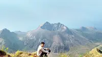 Seornag pendaki berada di Gunung Iliwerung, NTT. (Dok: @darwis_rc https://www.instagram.com/p/BmKKWkrD8jY/?igsh=eWNpdmplOHYwZnl5)