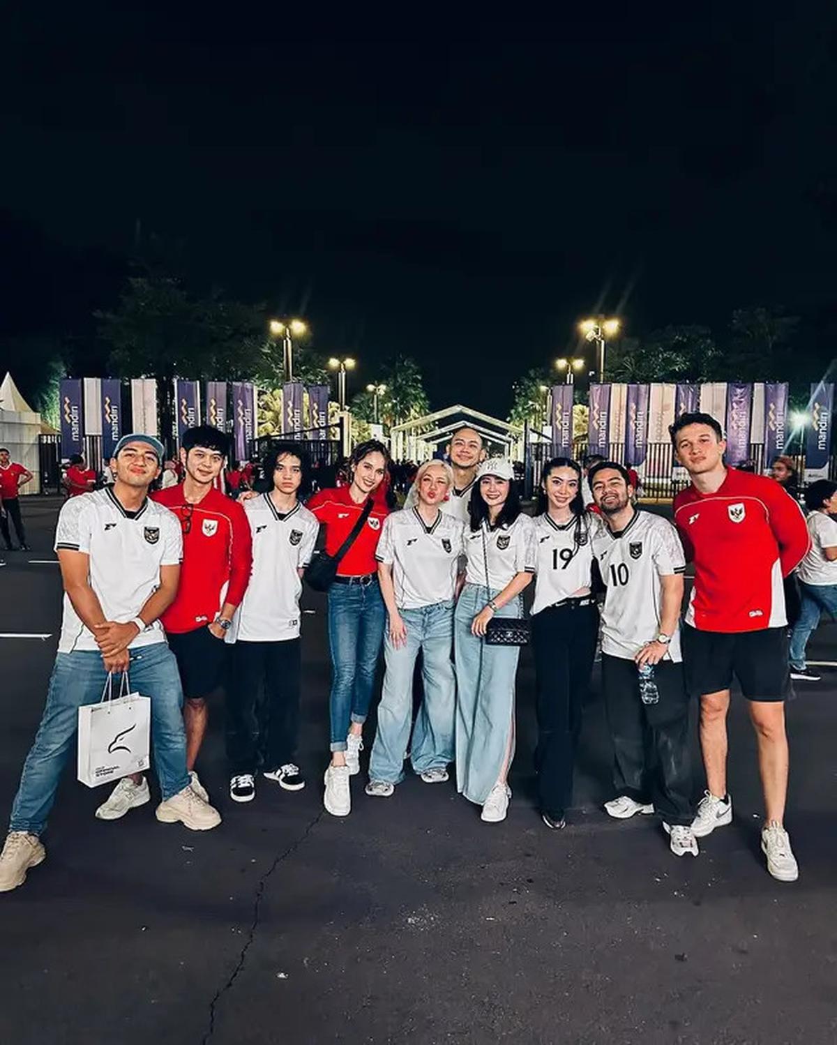 6 Potret Febby Rastanty Nonton Timnas Bareng Teman Artis, Suami Sedang Bertugas