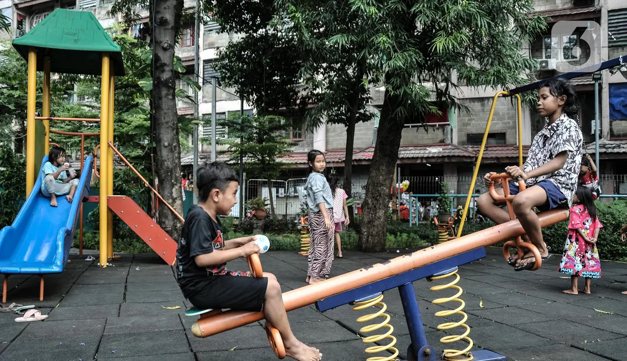 Anak-anak saat bermain di Ruang Publik Terpadu Ramah Anak (RPTRA) Benhil 2, Bendungan Hilir, Jakarta, Rabu (14/9/2022). Pemerintah Provinsi DKI Jakarta gencar membangun ruang publik di Ibu kota guna meningkatkan interaksi antarwarga dan sebagai destinasi hiburan alternatif. (merdeka.com/Iqbal S. Nugroho)
