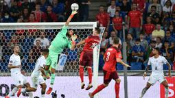 Pada menit ke-31 gantian Swiss yang memiliki peluang saat terjadi sepak pojok di gawang Italia. Bek Italia, Giovanni Di Lorenzo hampir membuat gol bunuh diri akibat membentur bola hasil tendangan sepak pojok pemain Swiss. (Foto: AFP/Fabrice Coffrini)