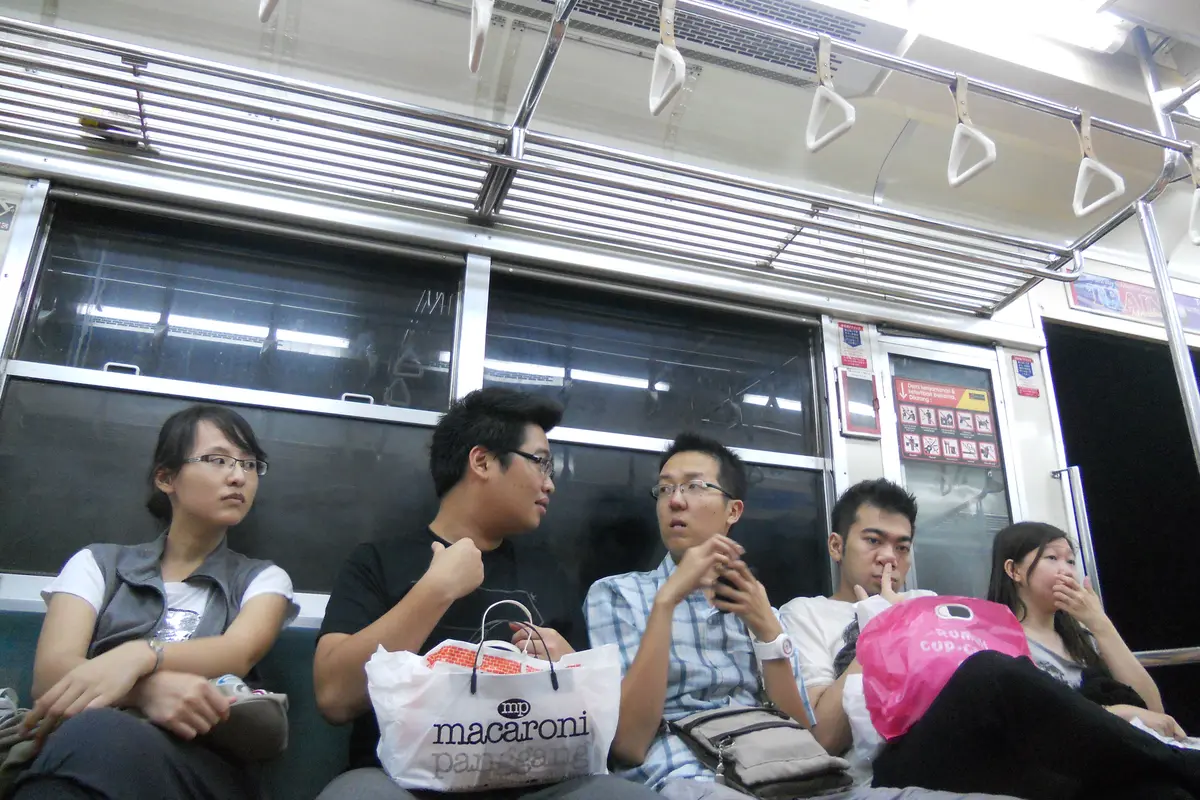 5 Aturan yang Masih Dilanggar Pengguna Kereta Api 'Commuter Line'