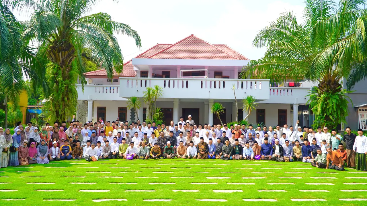 Ratusan alumni Universitas Al-Azhar, Mesir yang tergabung dalam Ikatan Keluarga Alumni Nahdlatul Ulama (IKANU) Mesir menghadiri acara halal bihalal di Asrama Ribath Hidayatul Qur’an Pondok Pesantren Darul Ulum, Jombang, Jawa Timur, Sabtu (20/4/2024).