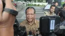 Barnabas Suebu, menjawab pertanyaan wartawan di depan Gedung Komisi Pemberantasan Korupsi (KPK), Jakarta, Jum'at (13/2/2015).  Barnabas Suebu menjadi saksi terkait kasus korupsi DED PLTA  tahun 2009-2010 Provinsi Papua. (Liputan6.com/Herman Zakharia)