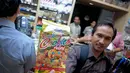 Seorang petugas menunjukan produk makanan yang disita BPOM dalam sidak di salah satu pusat perbelanjaan di Jakarta, Rabu (25/6/14). (Liputan6.com/Faizal Fanani)