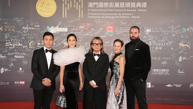 7 Gaya Dian Sastro Dalam Festival Film Makau 2019, Ada Foto Bareng Yoona SNSD