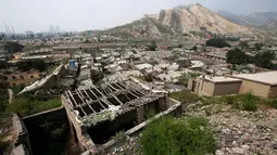 Suasana sejumlah rumah yang ditinggalkan penduduknya di daerah dekat sebuah tambang batu bara di Kouquan kotapraja Datong, Provinsi Shanxi, Tiongkok, (1/8).Ribuan warga mengungsi ke tempat yang layak huni. (REUTERS/Jason Lee)