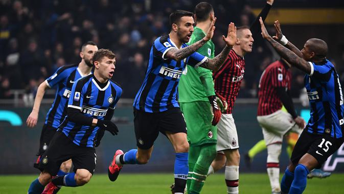 Matias Vecino cetak gol untuk Inter Milan saat melawan AC Milan (MARCO BERTORELLO / AFP)