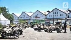 Aktivitas petugas saat melakukan pengemasan ratusan sepeda motor yang akan dikirim ke daerah asal para pemudik di Stasiun Jakarta Gudang KAI Logistik, Kampung Bandan, Jakarta Utara, Rabu (12/4/2023). (merdeka.com/Iqbal S. Nugroho)