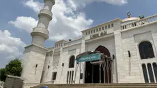 Bangunan Masjid Al Serkal, masjid terbesar di Phnom Penh yang terletak di Islamic Center Phnom Penh, Kamboja, Jumat (5/5/2023). (Bola.com/Gregah Nurikhsani)