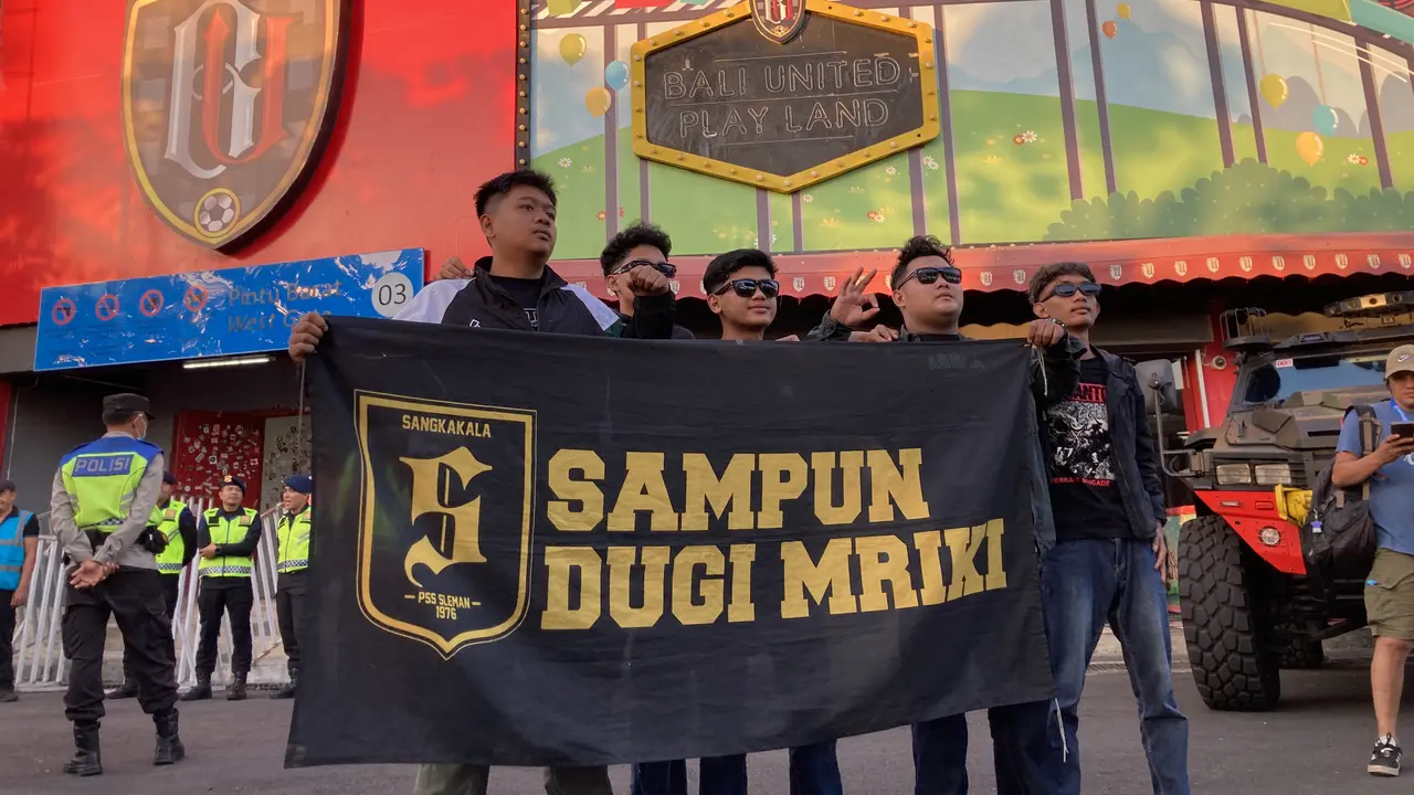 Suporter PSS Sleman saat berfoto di depan Stadion Kapten I Wayan Dipta,