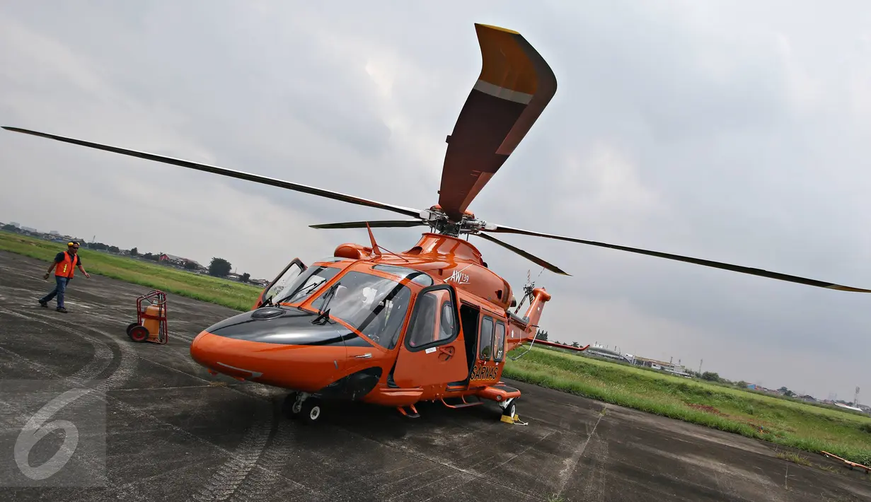 Helikopter AgustaWestland AW139 milik Basarnas bersiap melakukan uji terbang di Bandara Pondok Cabe, Tangerang Selatan, Senin (22/2). Sekadar informasi, harga 1 unit helikopter tipe AW139 adalah Rp200 miliar. (Liputan6.com/Immanuel Antonius)