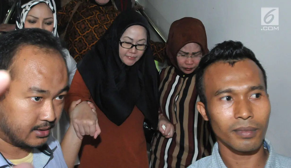 Mantan Gubernur Banten Ratu Atut Chosiyah usai menjalani sidang vonis di Pengadilan Tipikor, Jakarta, Kamis (20/7). Hakim menyatakan terdakwa terbukti secara sah dan meyakinkan bersalah melakukan tindak pidana korupsi. (Liputan6.com/Helmi Afandi)