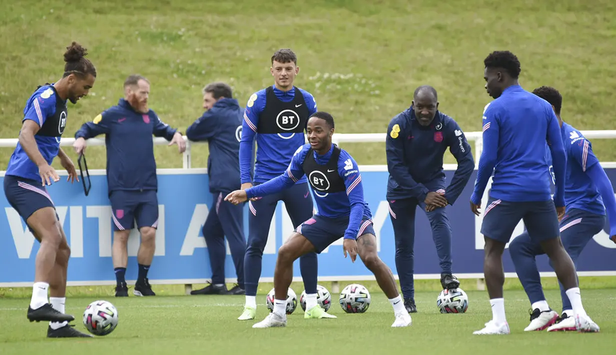 Pemain Inggris Raheem Sterling (tengah) melihat bola selama sesi latihan di St George's Park, Burton upon Trent, Inggris, Senin (5/7/2021). Inggris akan melawan Denmark pada pertandingan semifinal Euro 2020. (AP Photo/Rui Vieira)