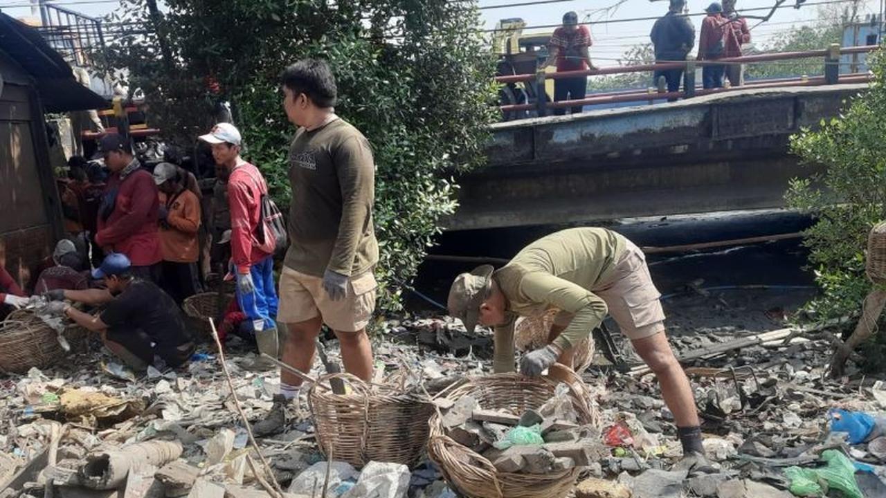 Fakta Unik: 10 Truk Sampah Diangkut! Pemkot Surabaya Genjot Normalisasi Sungai Kalianak untuk Atasi Banjir