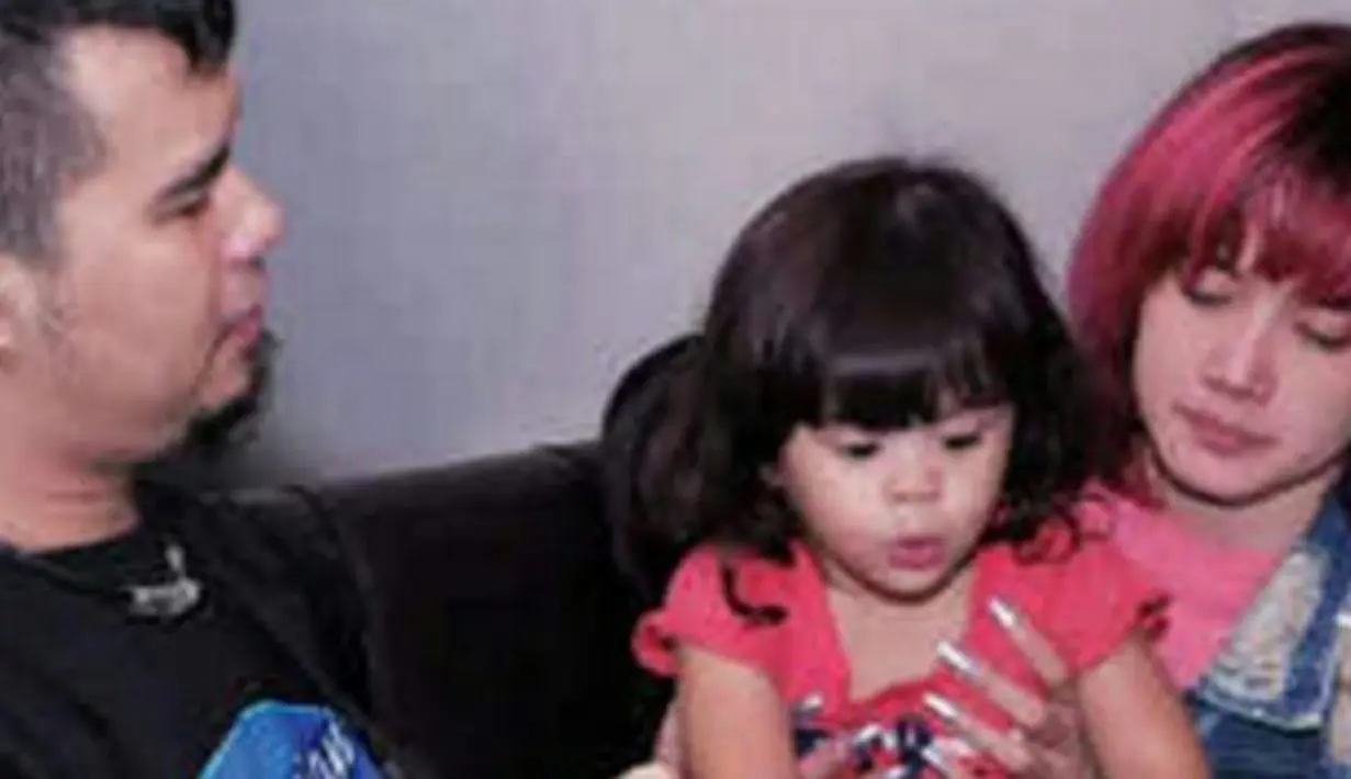 Safeea, putri kecil pasangan Ahmad Dhani dan Mulaan Jameela akan menjadi seorang kakak. Pasalnya kini penyanyi asal Garut tersebut tengah mengandung bayi dan diperkirakan kehamilannya sudah berusia 7 minggu. (via instagram/@mulanjameelahmad_fans)