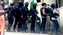 Polisi bersenjata api lengkap mengepung kantor Kelurahan Arjuna, Kecamatan Cicendo, Bandung, Senin (27/2). Terduga teroris yang membawa senjata api menembakkan senjatanya ke luar, di mana polisi tengah mengepung bangunan kelurahan. (Timor Matahari/AFP)